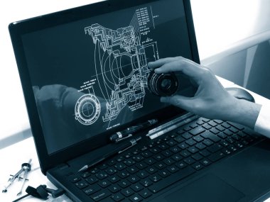 Optik prototip tasarımında bilgisayar üzerinde çalışan mühendis 