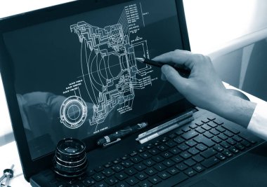Optik prototip tasarımında bilgisayar üzerinde çalışan mühendis 