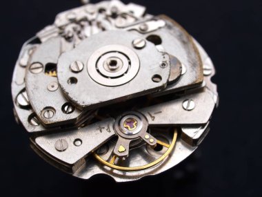 Klasik kronograf izleme mekanizması makro detayı  