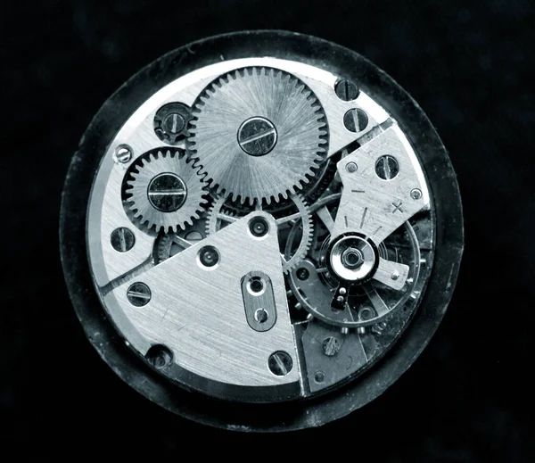 黒を背景にヴィンテージメカニズムの腕時計口径のクローズアップ — ストック写真