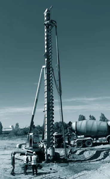 Yapım Aşamasındaki Beton Kaynak Yığını Sahada Matkap Makinesi — Stok fotoğraf