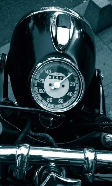 古典的なバイクの速度計を閉じて — ストック写真