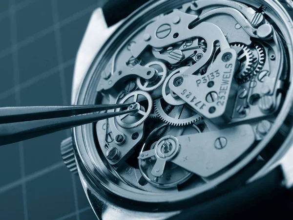 Närbild Urmakare Reparera Vintage Klocka — Stockfoto