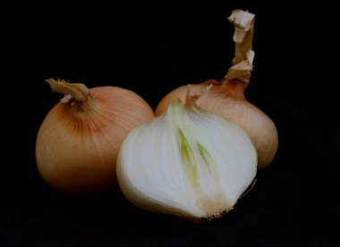 Siyah zemin üzerinde üç soğan