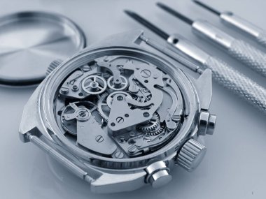 Klasik kronograf saat mekanizmasının makro resmini kapat