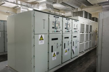 Elektrik şalteri, elektrik santralinin alt istasyonundaki sanayi elektrik düğmesi paneli.