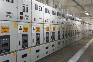 Elektrik şalteri, elektrik santralinin alt istasyonundaki sanayi elektrik düğmesi paneli.
