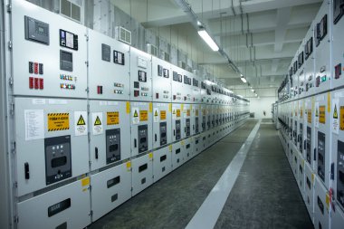 Elektrik şalteri, elektrik santralinin alt istasyonundaki sanayi elektrik düğmesi paneli.