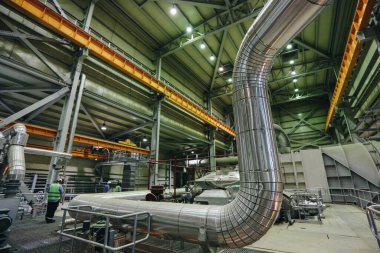 Enerji santralinin kazanında termal yalıtımlı buhar boruları. 