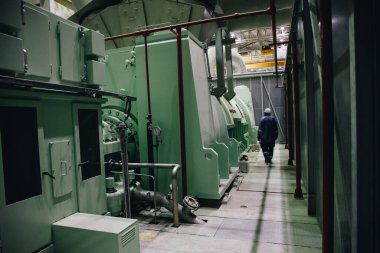 Enerji santralinin kazanında termal yalıtımlı buhar boruları. 