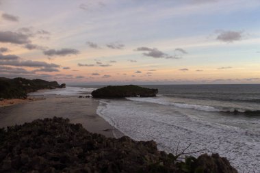 Sadranan Plajı Yogyakarta Endonezya 'da gün batımı
