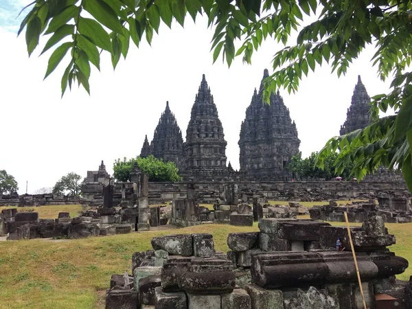 Mavi arkaplanı olan Prambanan tapınağı