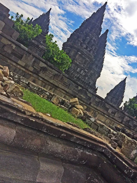Mavi arkaplanı olan Prambanan tapınağı