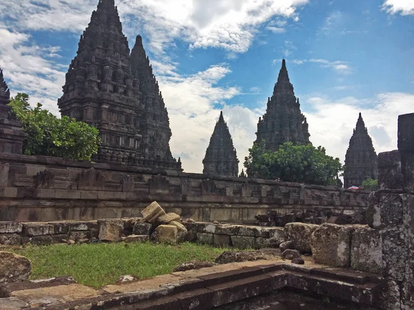 Mavi arkaplanı olan Prambanan tapınağı