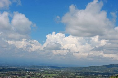 Mavi gökyüzü arkaplanlı bulutlar