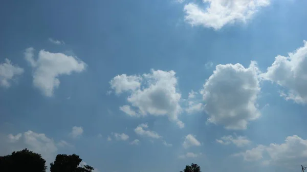 Σύννεφα Φόντο Τον Γαλάζιο Ουρανό — Φωτογραφία Αρχείου