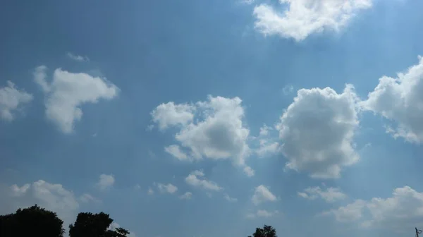 青空を背景にした雲 — ストック写真