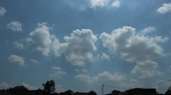 青空を背景にした雲 — ストック写真