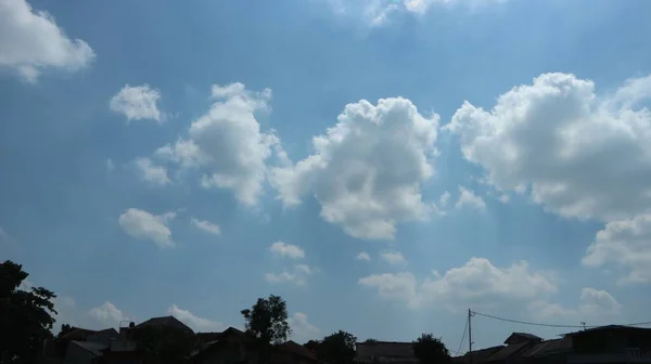 Awan Dengan Latar Belakang Langit Biru — Stok Foto
