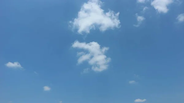 Σύννεφα Φόντο Τον Γαλάζιο Ουρανό — Φωτογραφία Αρχείου