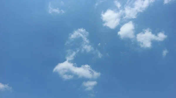 青空を背景にした雲 — ストック写真