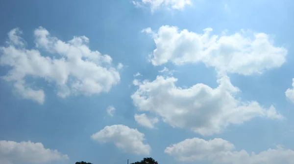 青空を背景にした雲 — ストック写真