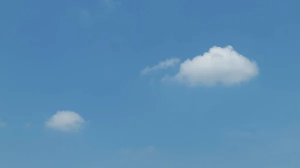 Mavi gökyüzü arkaplanlı bulutlar