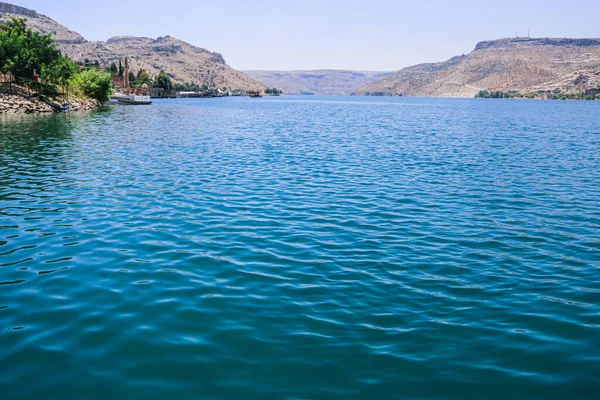 Hermoso Lago Rodeado Enormes Montañas —  Fotos de Stock