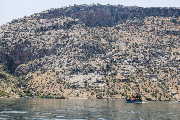 Hermoso Lago Rodeado Enormes Montañas —  Fotos de Stock