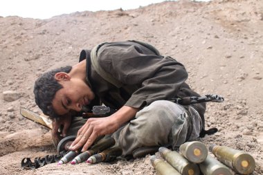 Halep, Suriye 10 Temmuz 2017 Bir çocuk dövüşçü yoldaşlarına cephane sağlıyor
