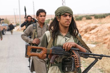 Halep, Suriye 10 Temmuz 2017 Bir çocuk dövüşçü yoldaşlarına cephane sağlıyor