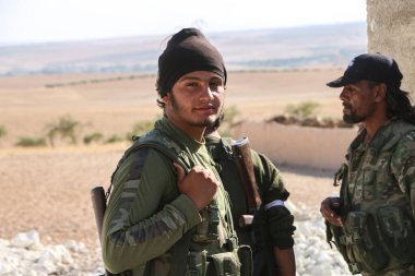 Halep, Suriye 10 Temmuz 2017 Bir çocuk dövüşçü yoldaşlarına cephane sağlıyor