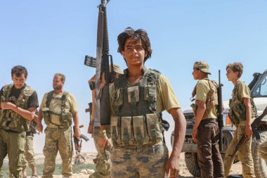 Halep, Suriye 10 Temmuz 2017 Bir çocuk dövüşçü yoldaşlarına cephane sağlıyor