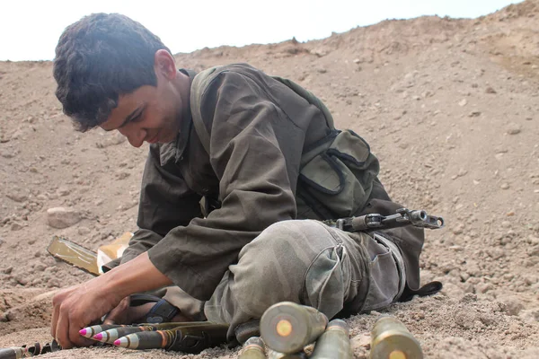 叙利亚阿勒颇 2012年7月10日7A名儿童战斗人员向其同志提供弹药 — 图库照片