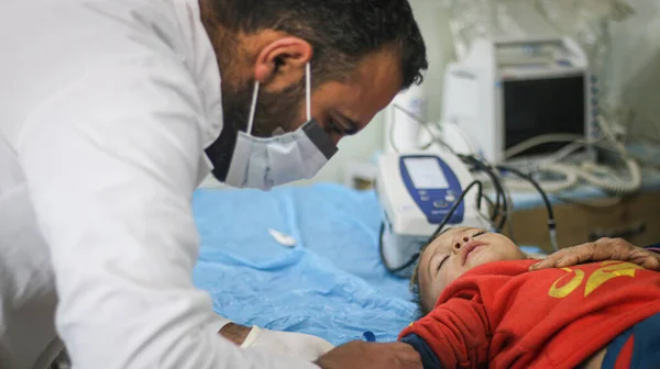 Halep, Suriye 17 Nisan 2020 Bir anne kendinden geçmiş küçük çocuğundan korkar