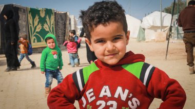 Halep, Suriye 20 Kasım 2019 Yerlerinden edilen çocuklar ağaçların arasında kamplarda oynuyorlar