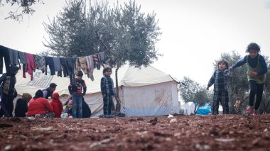 Halep, Suriye 20 Kasım 2019 Yerlerinden edilen çocuklar ağaçların arasında kamplarda oynuyorlar