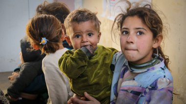 Halep, Suriye 20 Kasım 2019 Yerlerinden edilen çocuklar ağaçların arasında kamplarda oynuyorlar