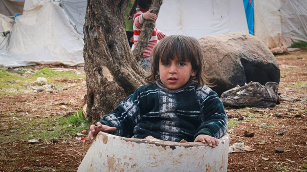 Aleppo Szíria November 2019A Lakóhelyüket Elhagyni Kényszerült Gyermekek Fák Közötti — Stock Fotó