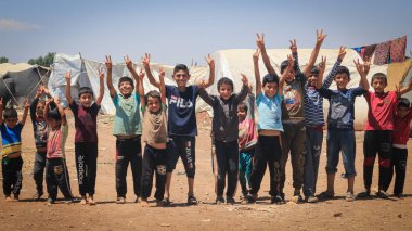 Halep, Suriye 20 Kasım 2019 Yerlerinden edilen çocuklar ağaçların arasında kamplarda oynuyorlar