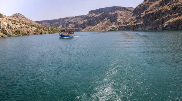 Barco Pasajeros Sumerge Medio Del Lago Rodeado Montañas —  Fotos de Stock