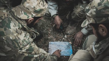 Halep, Suriye 01 Kasım 2018:: Haritada planı inceleyen askeri görevliler