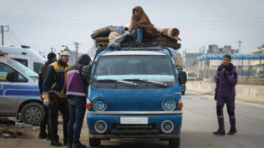 Halep, Suriye 25 Mayıs 2019: Bir çocuk bir arabanın üzerinde oturur ve ağır soğuk algınlığı nedeniyle yorganla kaplıdır