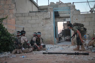 Orta Doğu 'daki radikal örgütlere karşı savaş. IŞİD 'e karşı savaşan Suriyeli muhalif savaşçılar. Suriye 12 Aralık 2017