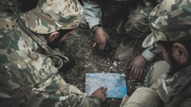Halep, Suriye 01 Kasım 2018: Haritada planı inceleyen ordu subayları