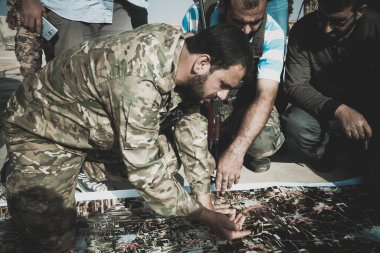 Halep, Suriye 01 Kasım 2018: Haritada planı inceleyen ordu subayları