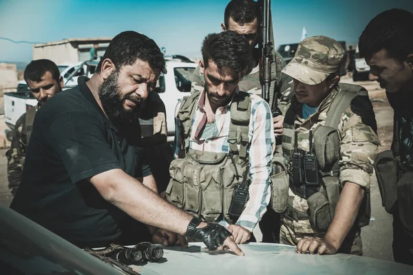 Halep, Suriye 01 Kasım 2018: Haritada planı inceleyen ordu subayları