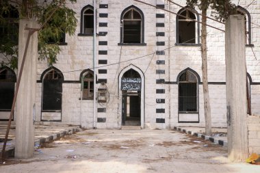 Duvarlara IŞİD savaşçıları tarafından yazılmış logolar. Halep, Suriye 05 NOV 2017: