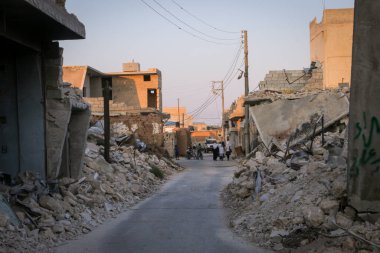 Duvarlara IŞİD savaşçıları tarafından yazılmış logolar. Halep, Suriye 05 NOV 2017: