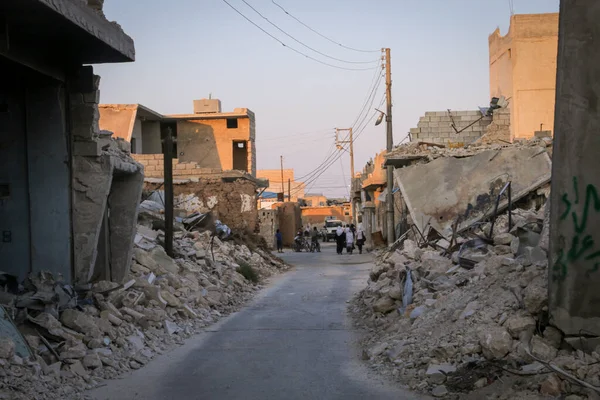 Duvarlara IŞİD savaşçıları tarafından yazılmış logolar. Halep, Suriye 05 NOV 2017: